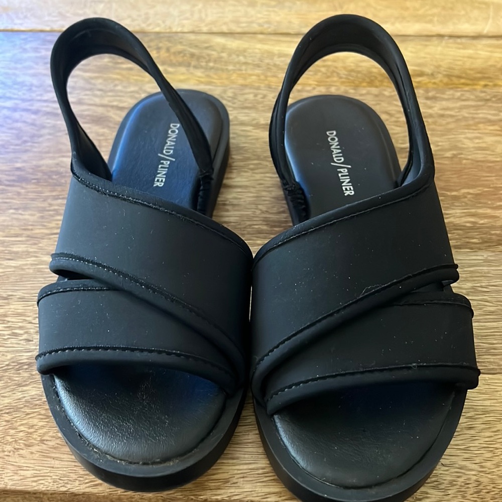 Donald Pliner  black sandals 7